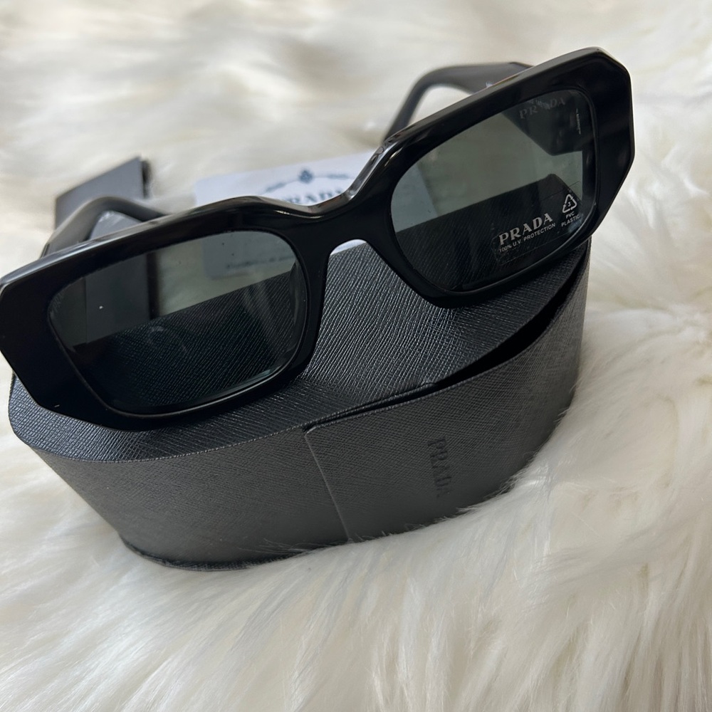 Prada black rectangle sunglasses in acetate - Picture 10 of 11